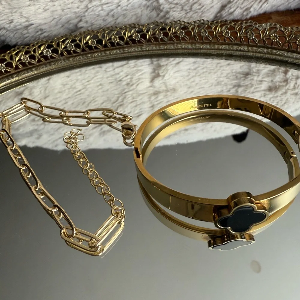 Two Gold Tone Bracelets Black Clover Leaf Clamper and Paper Clip Chain Style - Picture 5 of 11